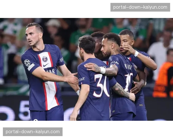 特写：看台上的坎波斯，巴黎圣日耳曼体育总监专注记录的比赛笔记